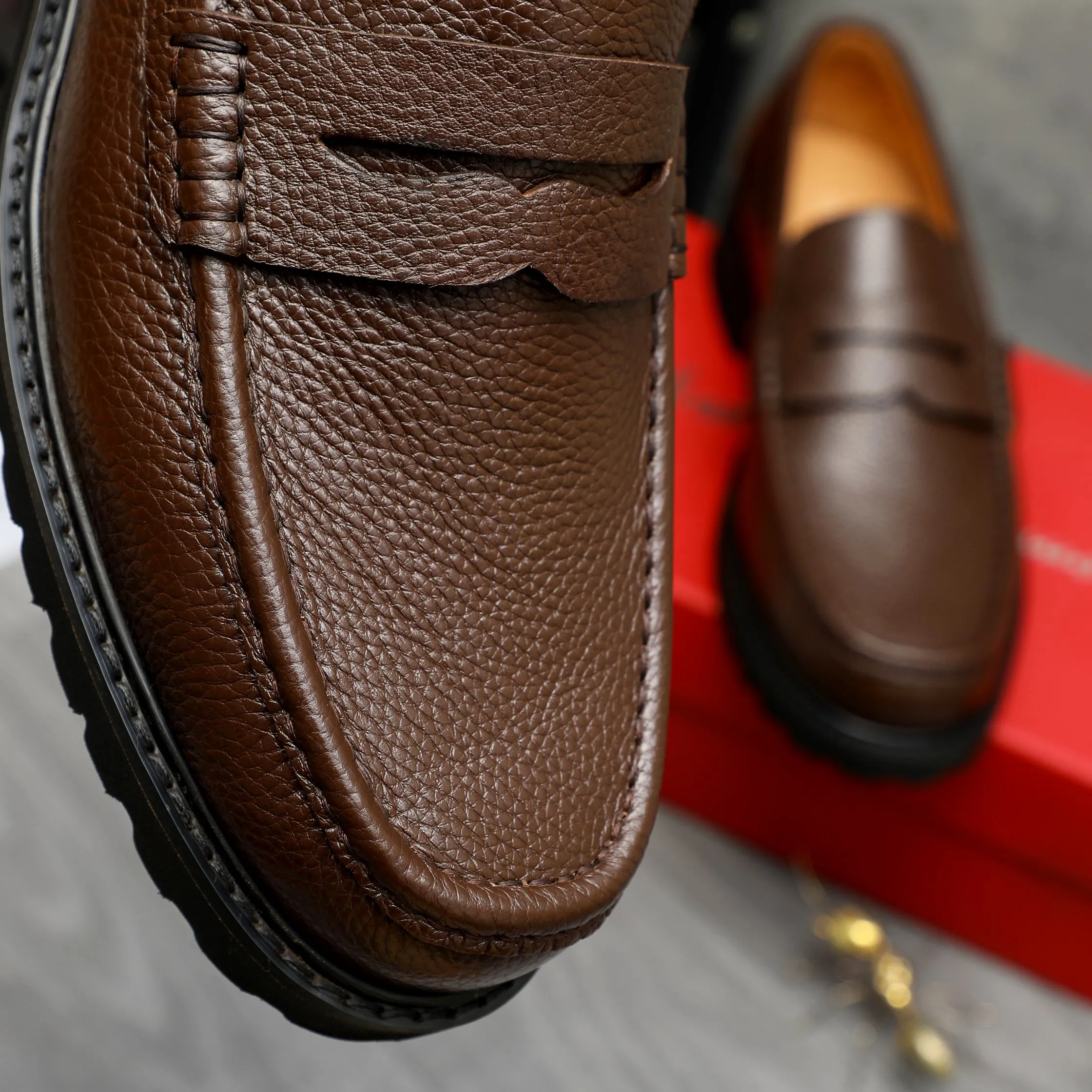 Men's shoes 💰442 Product trademark: Ferragamo "Ferragamo" business formal leather shoes Regular size: 38-46 (45.46 is custom-made and non-returnable) Product materials: Selected small pebbled cowhide upper, cowhide lining, non-slip rubber outsole